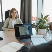 participando en un curso de entrevistas de trabajo en inglés