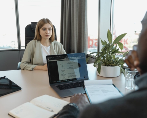 participando en un curso de entrevistas de trabajo en inglés